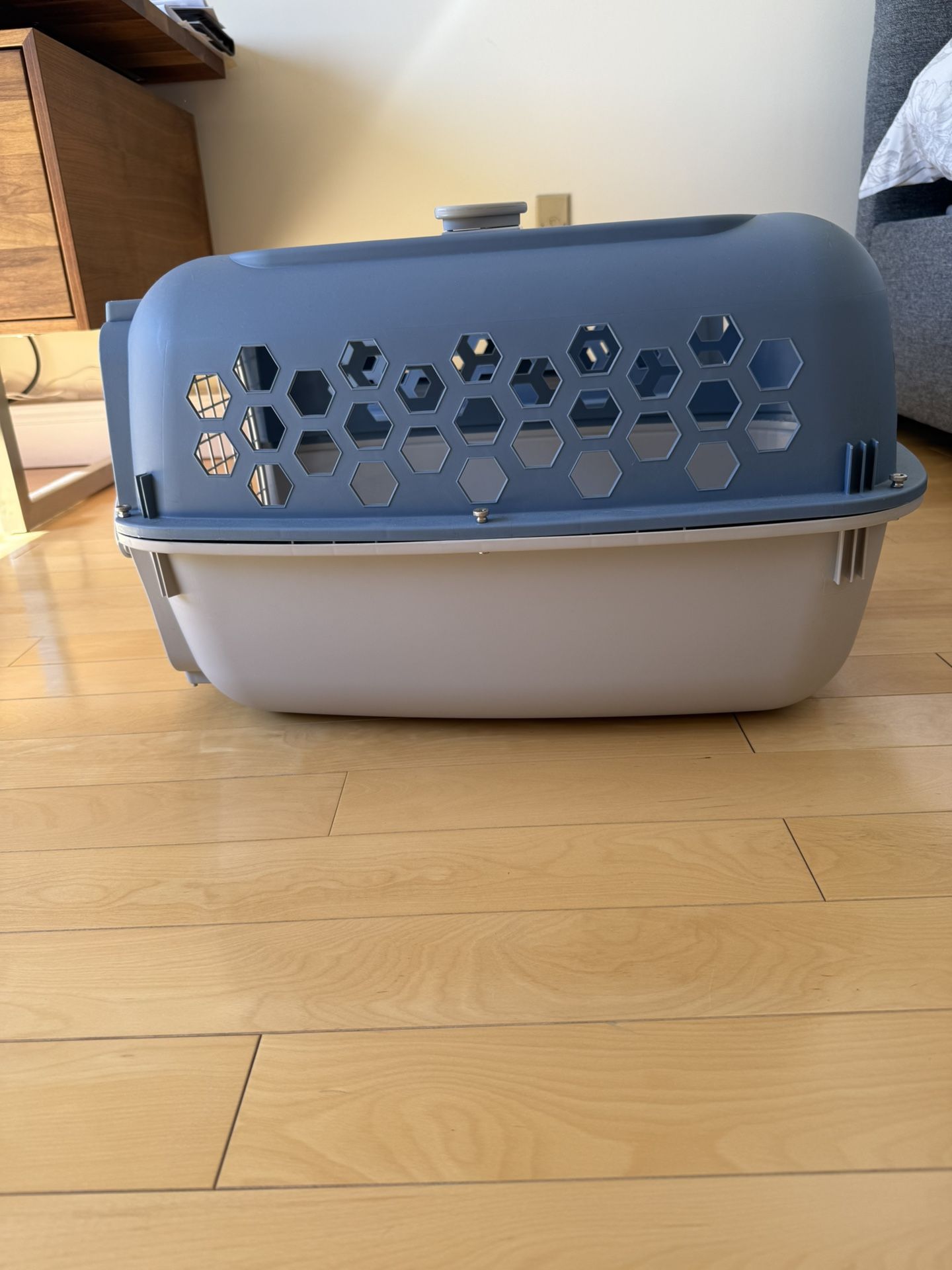 2 x Vibrant Life Blue 24 inch Double Door Plastic Kennel For Dogs And Cats Up To 20 Lbs