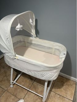 electronic auto-gliding bassinet
