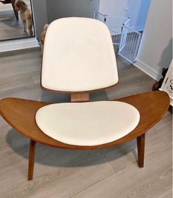 Mid-Century Modern Wegner-Style Shell Lounge Chair – Walnut Bentwood & Cream Leather