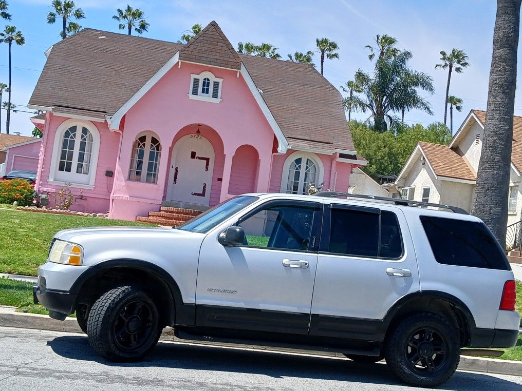 FORD EXPLORER IN EXCELLENT CONDITION, CLEAN TITLE IN HAND. RUNS & DRIVES GREAT