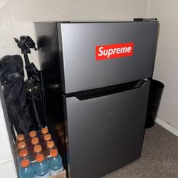 Mini fridge 