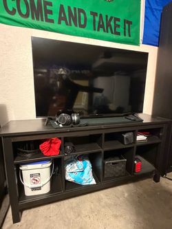 50” T V a n d E N T E R T A I N M E N T C E N T E R