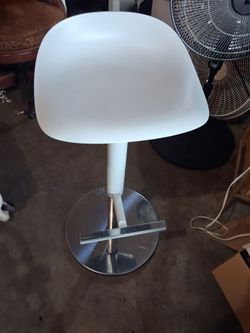 Ikia swivle stool