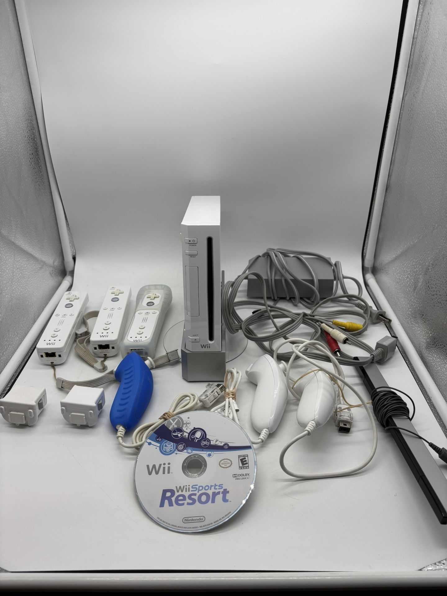 Nintendo Wii Console w/ Wii Sports Resort & Wii MotionPlus Bundle Works