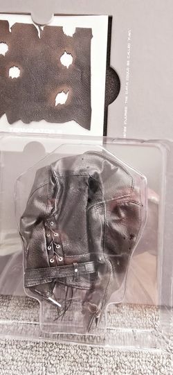 Selling Or Trading Terminator Hot Toys DX13 Jacket  New .  90$  And The Bar Is Plastic New 30$ Se Habla Espa 