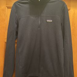 Patagonia fleece pullover sweaters for men. Color deep blue. Size small. In very good condition
