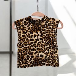 Trés Bien Leopard Print Sleeveless Crop-Top with Mock Neck size Medium