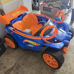 Power Wheels Hot Wheels with built-in track