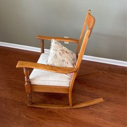 Wood Rocking Chair 