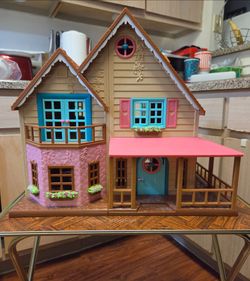 Lil Woodzies large Doll house Size: 19in tall