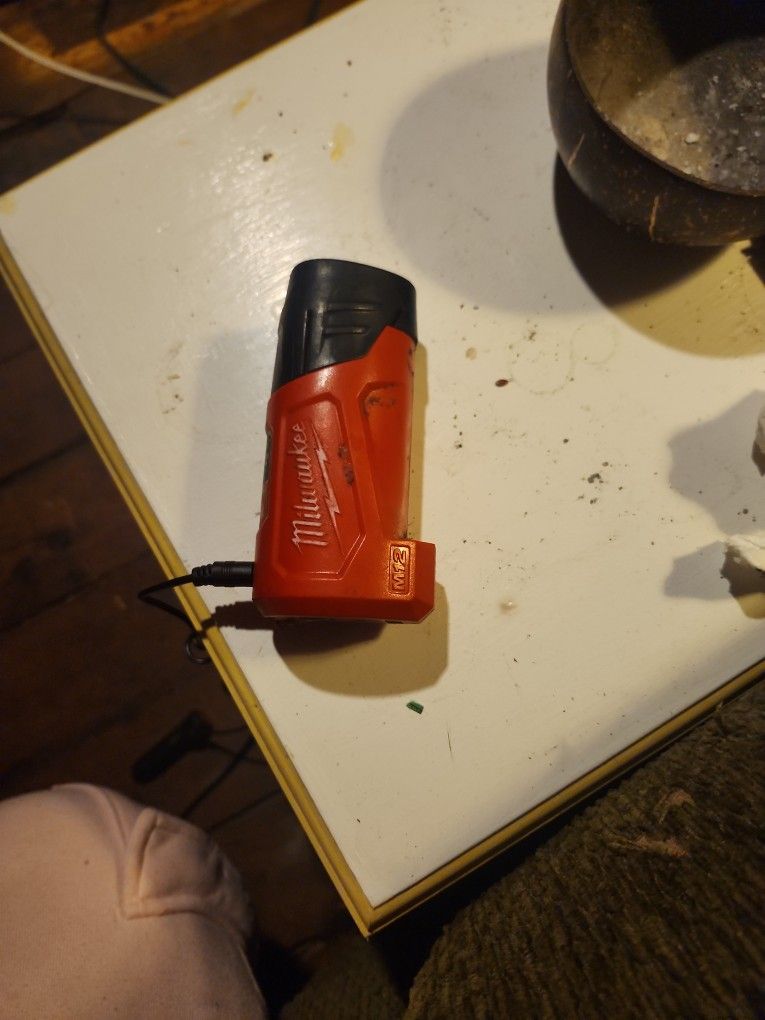 Milwaukee M12 Compact Charger And Power Source
