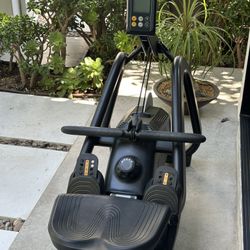 Matrix rowing Machine (MSRP New $2395)