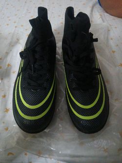 Soccer shoes