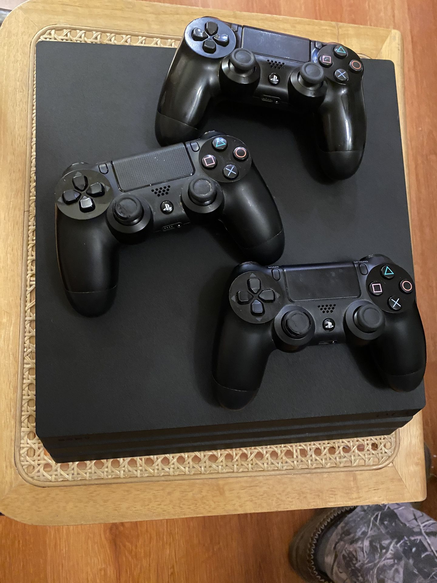Ps4 Pro W/3 Controllers
