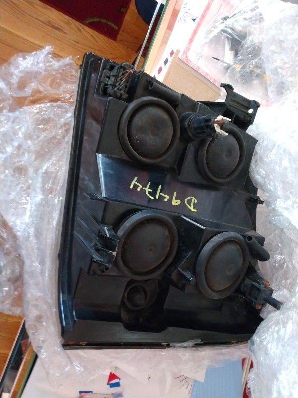 2006 Cadillac Escalade Headlights