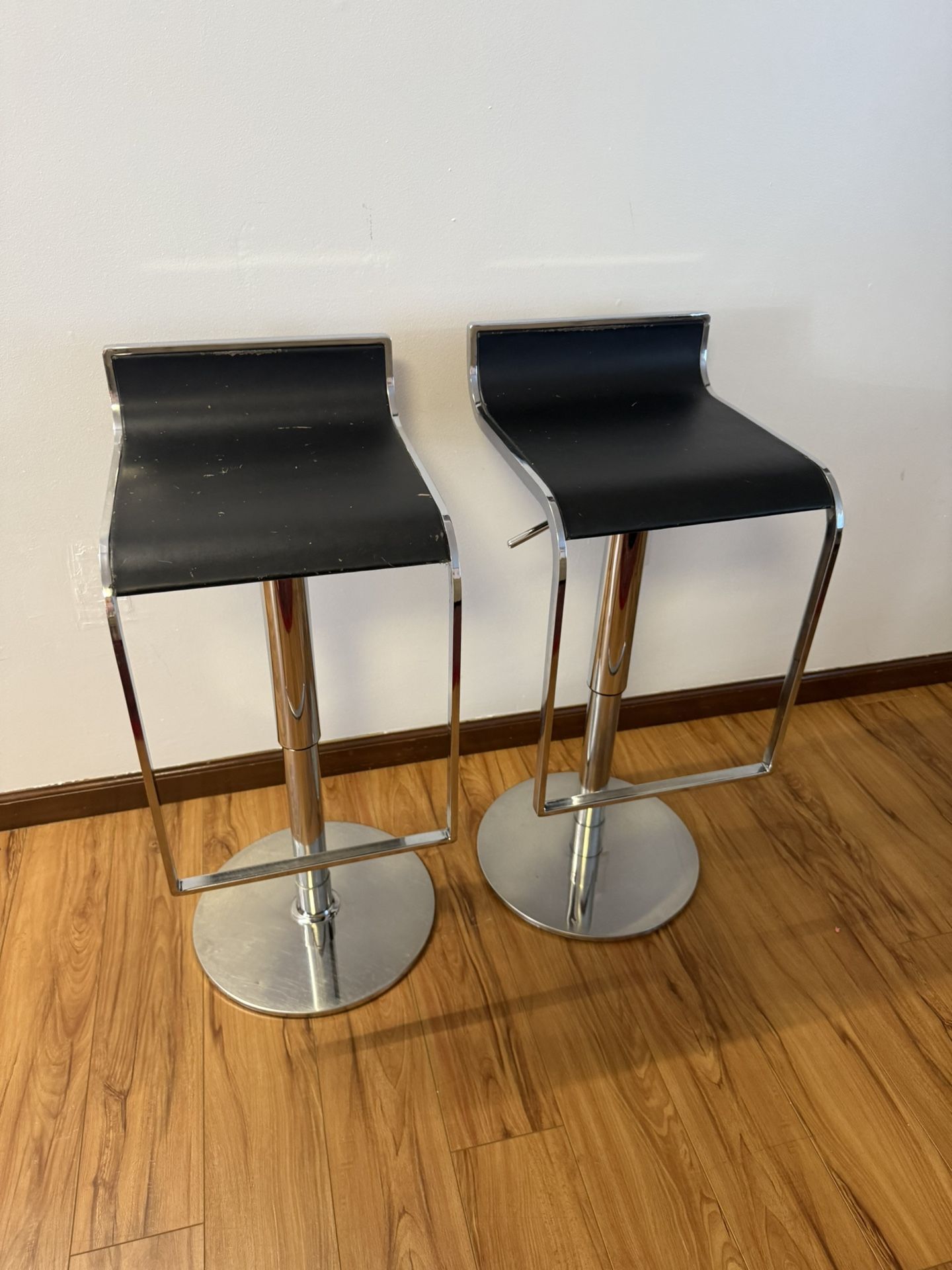 Home Square Alexander Adjustable Leather Bar Stool in Black - Set of 2 , has some scratches