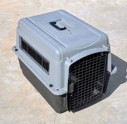Pet Kennel ~ 28”x21”x20.5”~ Locking Door w/Handle ~ plaster very good condition • pet supplies, animal carriers, kennels & crates  crate is in very go