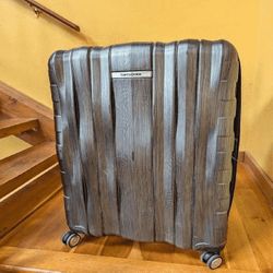 at enjoy Travel Effortlessly with Robust Checked Luggage!