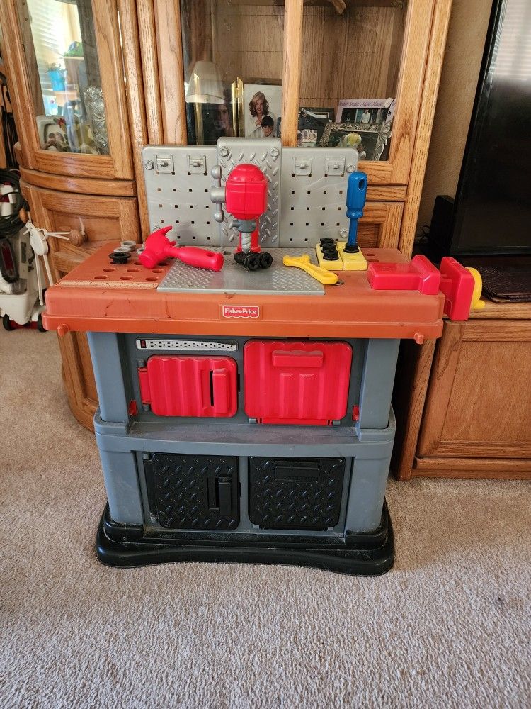 FISHER PRICE COLLAPSIBLE TOOL BENCH / TABLE WITH DRILL AND VISE