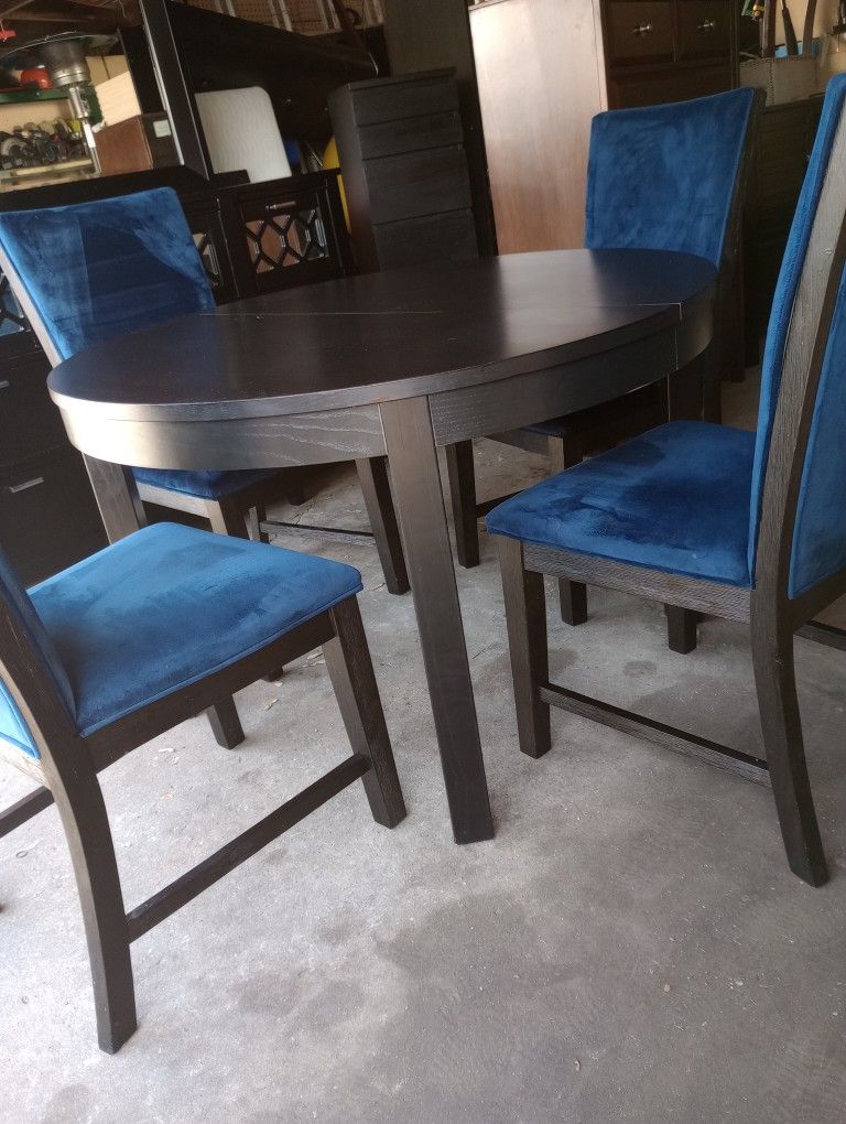 Extendable IKEA Dining Table With Four Chairs 320 Obo