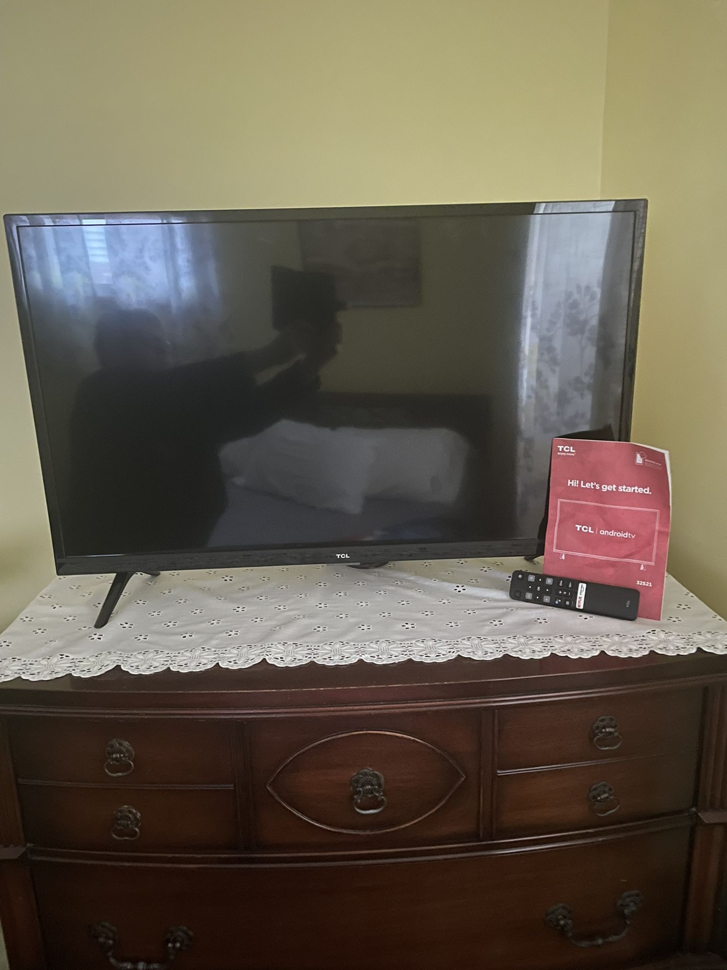 TCL 32” Flatscreen Television