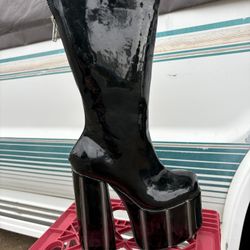Feed All Flames Black Boots Size 7
