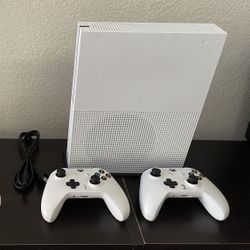 Xbox One - 2 Controllers - 2TB SSD