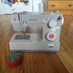 Singer Heavy Duty Sewing Machine  MODEL 4423 