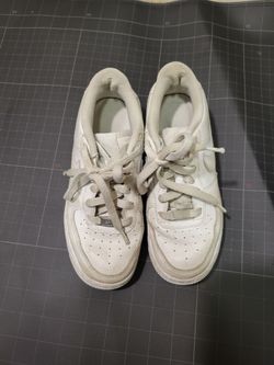 Size 3.5Y Kids size nike airforceones white