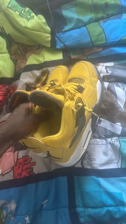 Jordan 4 Retro “Lightening”