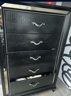 4 piece black snake/crocodile emboss set bedroom set