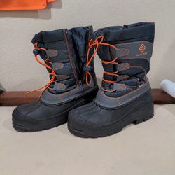 Boys snow Boots Size 4
