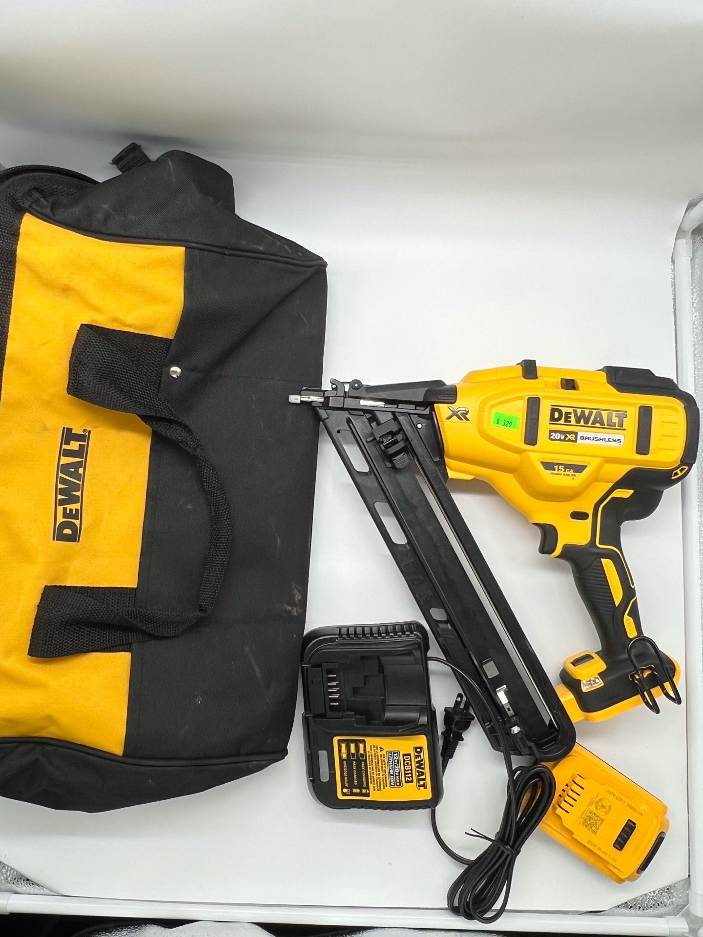 DEWALT 20V MAX XR Lithium-Ion Cordless 2-1/2 in. 15-Gauge Finish Nailer Kit with 2.0Ah Battery, Charger and Contractor Bag