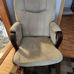 Nursery Glider And Gliding Footrest