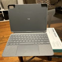 Combo Logitech Keyboard Case 4th Generation 
