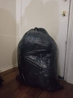 Tengo una bolsa grande de ropa  mixta disponible
