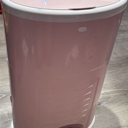 DeKor Hands-Free Diaper Pail in very good condition and new bags