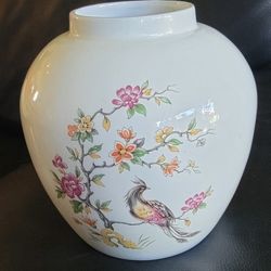 WHITE PORCELAIN VASE. JAPAN.