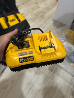 Brand new DEWALT 20V MAX / 60V MAX FLEXVOLT Lithium-Ion Fan Cooled Fast Battery Charger