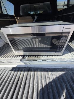 The Panasonic NN-SD967S Microwave