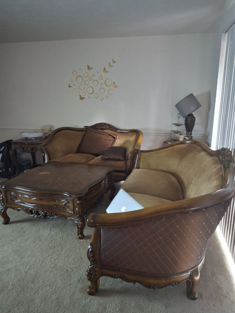 Elegant Vintage Wooden Living Room Set – Sofa, Loveseat & Coffee Table
