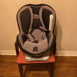 CHICCO BABY CAR SEAT!!