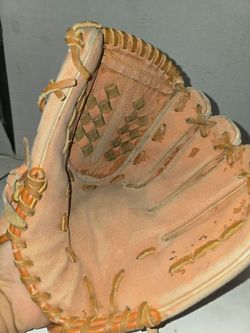 Wilson Baseball  Glove  RHT  11IN