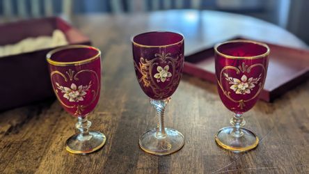 Stunning Set of 3 Vintage Mura Venetianno Wine Glasses.