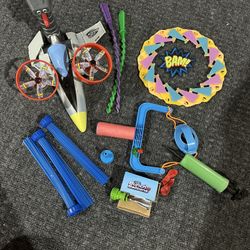 FUN LOT OF KIDS OUTDOOR AND POOL PLAY TOYS ROCKET THAT SHOOTS DISCS FRISBEE SLING SHOT BALLOON FUN