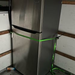 Top Freezer Refrigerator For A Great Price 