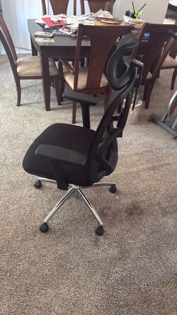 Office chair with back support and head rest