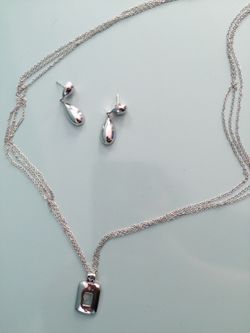 Silver necklace and airings