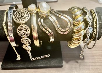 Vintage bracelet lot. All different colors. Shapes and sizes. As is no returns. Make me an offer I can’t refuse. Please feel free to ask me any questi