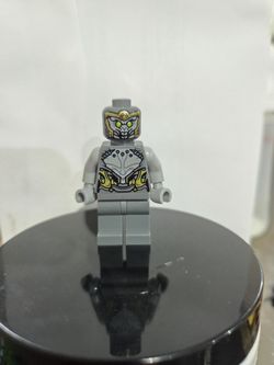 Lego Minifigure, Chituari